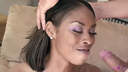 Uzun boylu ve güzel esmer ırklararası seks yaparken siyah götünü parmaklatıyor