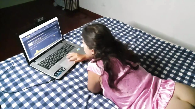 Tembel orta yaşlı seksi kadın üvey oğlunun yarağını emmeyi reddetti!