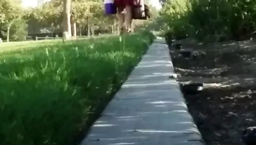 Kırmızı elbiseli milf