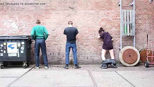 Ein Girl und 2 Typen pissen an die Wand!