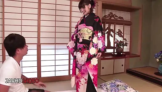 Kimono'daki tutkulu Asyalı kadın sert sikiliyor ve sonra iyice dölleniyor