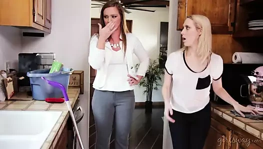 Fışkırtma temizlikçi kadın ve sıcak ev sahibi