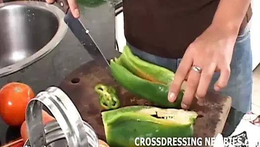 Evde kimse yok, bu yüzden crossdress zamanı