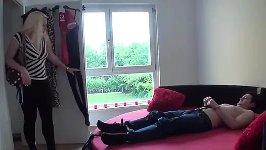 Götünü kölenin yüzüne itiyor ve amını yalatıyor 1