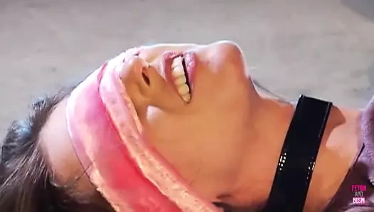 Büyük sahte göğüslü harika ve seksi esmer bir bayan oldukça iyi sikiliyor