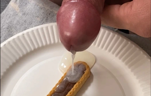 Yüzük takarak tatlı yemek