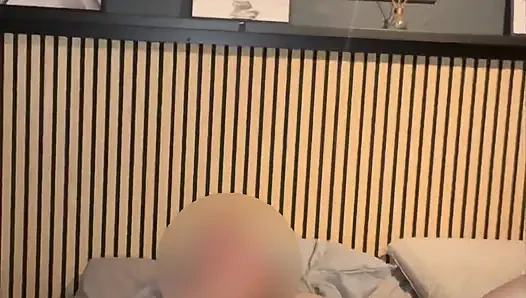 Evde yalnızken ve yapay penisinle oynamak istediğinde.