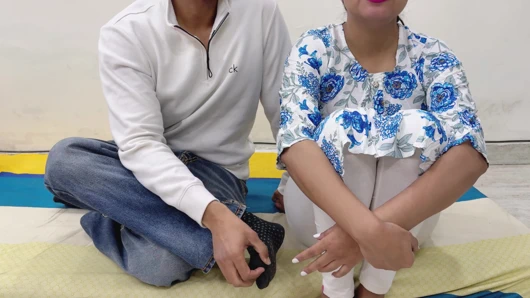 "Hey, bana bir iyilik yapar mısın?!" Yaramaz üvey erkek kardeş üvey kız kardeşine ağda yaptırmasını ister.