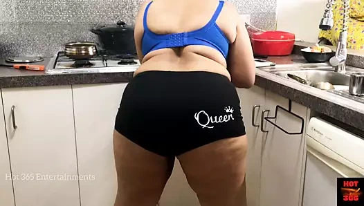Hira - ateşli orta yaşlı seksi kadın mutfakta şehvetli bir şekilde yemek yapıyor - harika kalçalar ve göğüsler