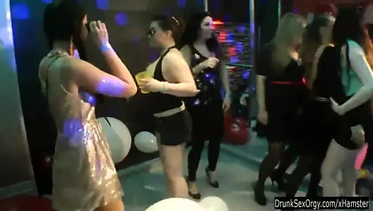 Utanmaz fahişeler erotik dans ediyor