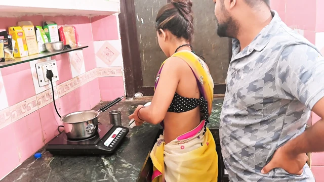 Hintli desi videosu. Kayınbiraderi ve baldız mutfakta sert seks yaptı. Har Pussy'yi sik. Hintçe Ses