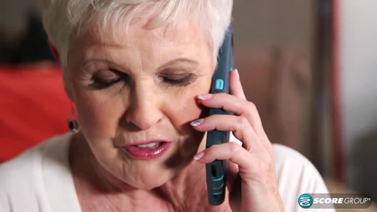 Jewel 20'lü grup seks yarağını emiyor ve sikiyor