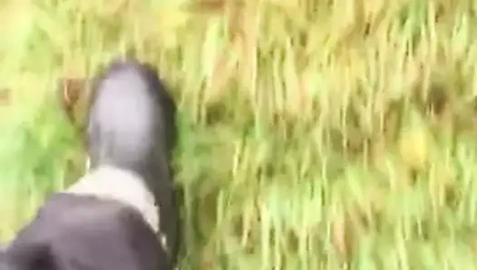 Spacer w gumofilcach işçisi iş yerinde ve iş ayakkabısı