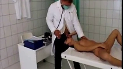 Angelina yapışkan bir yüz alır