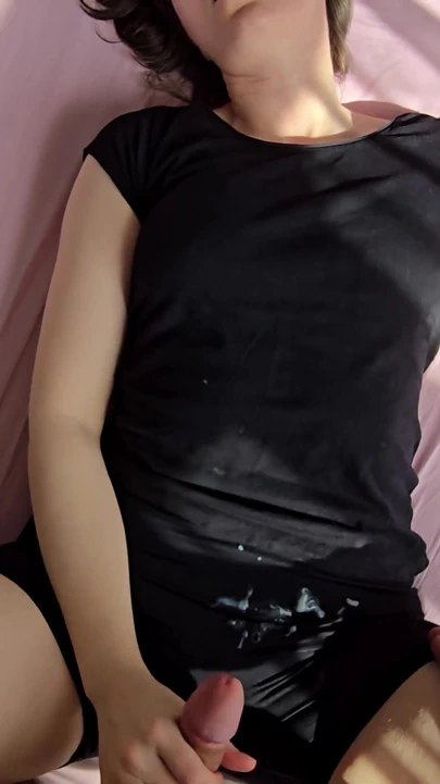 "Süper ateşli elle muamele ve yeni siyah şortuma boşalma!"