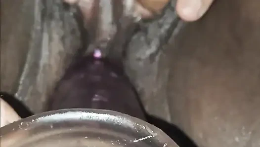 Dildoyla amını okşuyor!