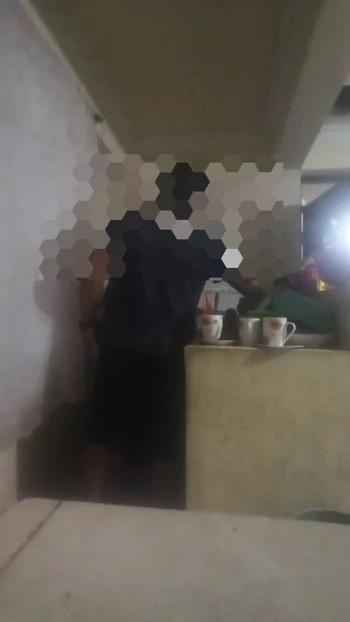 Сногсшибательный момент из "Горничную трахнули на кухне (почти обнаружила моя жена)"