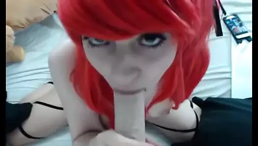 Kırmızı cosplay darbeler yapay penis ve parmak kendini