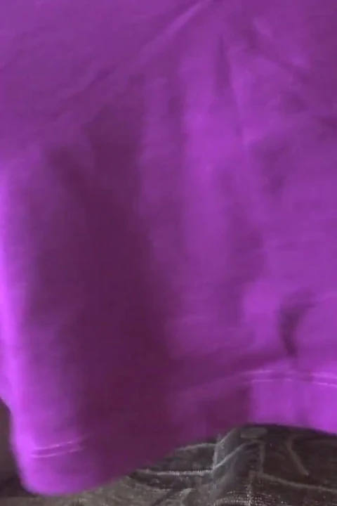 Seksi kız büyük bir yarağa biniyor ve amcığını sikiyor