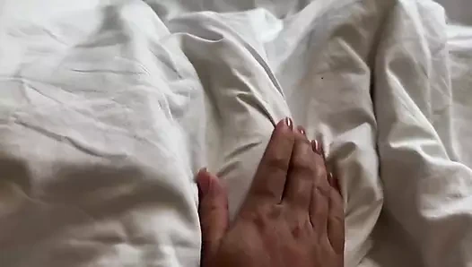 Hamile kadın sakso ile bir yarağı uyandırdı ve sabah dölleniyor