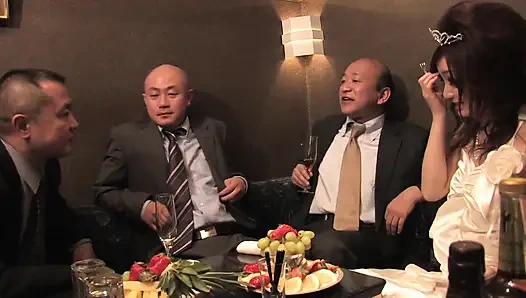 Sevimli Japon sürtük kulüpte üç adama hizmet ediyor