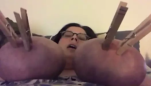 Amy l.- koca götlü kaltak büyük şişman göğüslerini parçalıyor