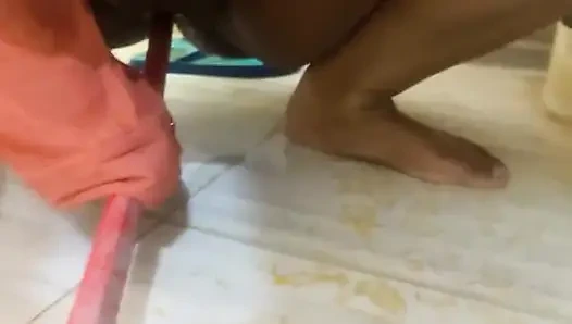 Büyük memeli iri güzel kadın ateşli kolaj kız anippe tuvalette pansiyon banyosunda küstah seks ve sınırsız işeme