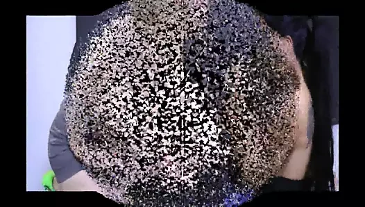 Öğretmen iki yozlaşmış huysuz öğrenci tarafından boğuluyor ve göğüsleriyle boğuluyor.