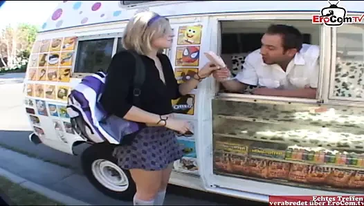 Küçük memeli sarışın genç etek giyer ve alır alır