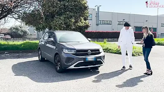 Üvey annenin üvey oğlunun en iyi arkadaşına kullanılmış arabasını satın alması için ahlaksız teklifi