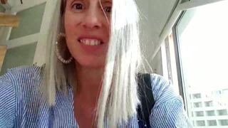 yaramaz sekreter mastürbasyon ve işiyor içinde ofis merdiven