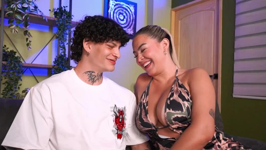 İri göğüslü üvey anne onu teselli ettikten sonra üvey oğlunu sikiyor. Jordy Fabian y Daniela Gomez