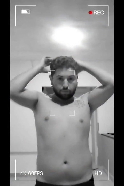 Bir Parti Yaptım Ve Arkadaşlarımı Göstermek Için Aradım