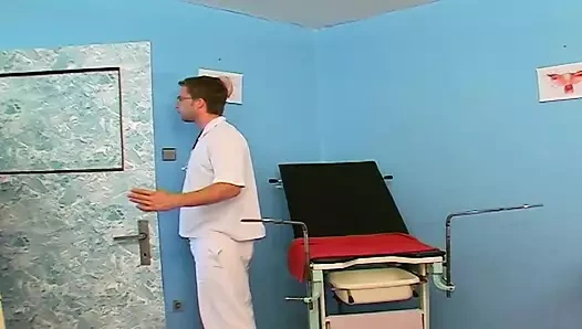 O memnun etmek isteyen bir şanlı Alman genç