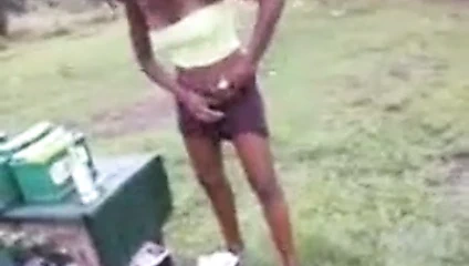 Fwi'nin la bouteille de biere kızı