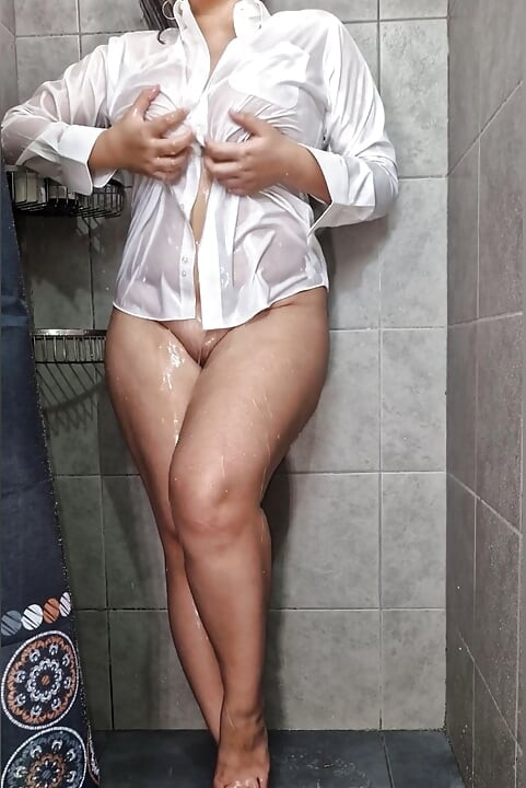Üniversiteli Hintli kız spor salonundan sonra soyunuyor ve amını ve analını gösteriyor