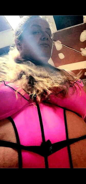 İri güzel kadın sigara içiyor ve seksi görünüyor