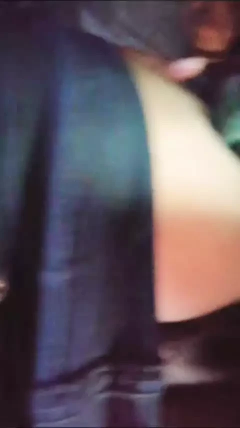Asyalı evli kadın arabada sulu ıslak amını sikmek istiyor.. Kahverengi kız sulu kıllı amcıkla gerçek inliyor..