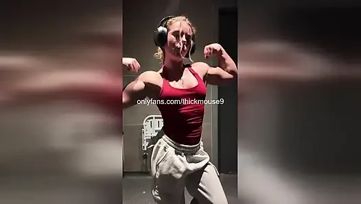 Tiktok kazası: kaslı 18 yaşındaki kız ıslak amcığını canlı olarak teşhir ediyor!