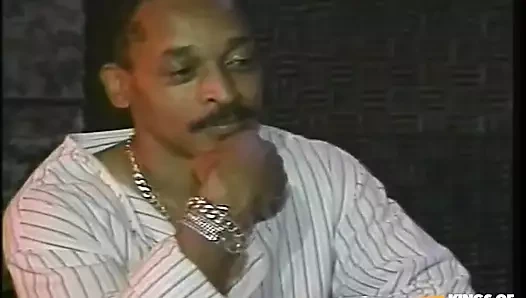 Zenci adam barda büyük yaraklı kaslı bir adamdan derin anal sikişiyor