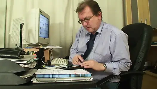 Azgın orta yaşlı seksi kadınlar sırayla yarak emiyor ve sonra amına boşalıyor