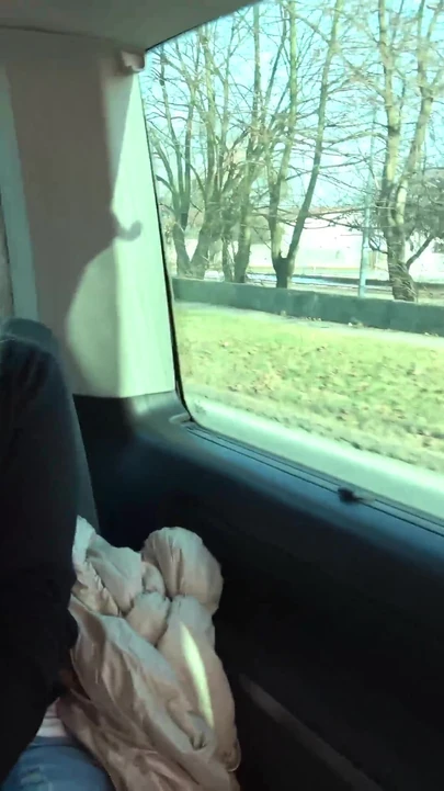 Sarışın anne onu minibüste siken azgın yabancıyla gelmeye neredeyse ikna olmuyor