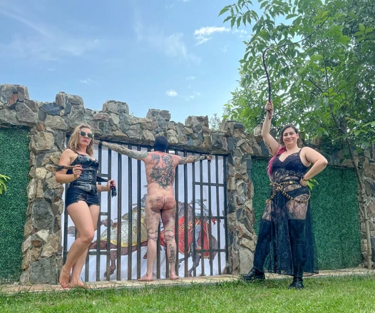 Agresif kırbaçlama - sahibe Zeida işkence kapısında barbarca kırbaçlıyor