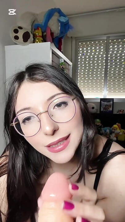 Şımarık latin babacık tarafından daha da şımartilmek için sikini emiyor