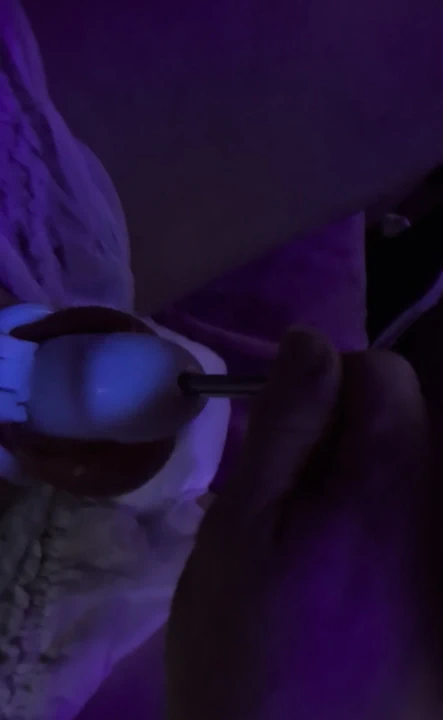 Bekaret kemerine sığacak en kalın sesli çubuğu sokuyor