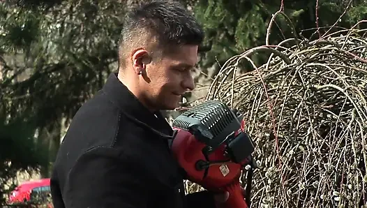 Seksi sarışın porno yıldızı tıraşlı amcığını ve derin götünü azgın sert bir yarağa açıyor