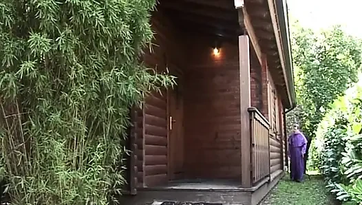 Azgın rahip orta yaşlı seksi kadının damlayan amını gözetliyor