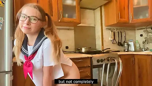 Japon üniversite üniformalı kostümlü kız mastürbasyon yapıyor ve mutfakta boşalıyor