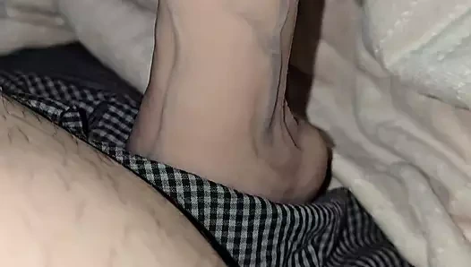 Üvey anne, gün doğumundan önce ona mastürbasyon yaparak üvey oğlunun yarağına yardım edebilir misin?