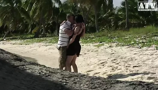 Aliz esmer saçlı fahişe götünü sikiyor